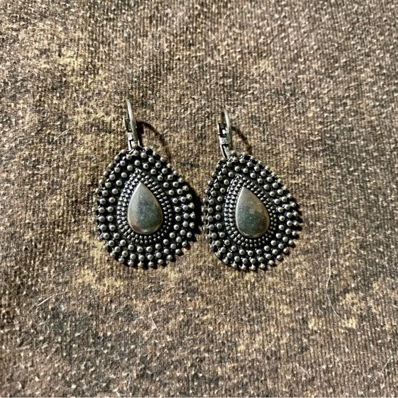 Earrings - Picture 1 of 2